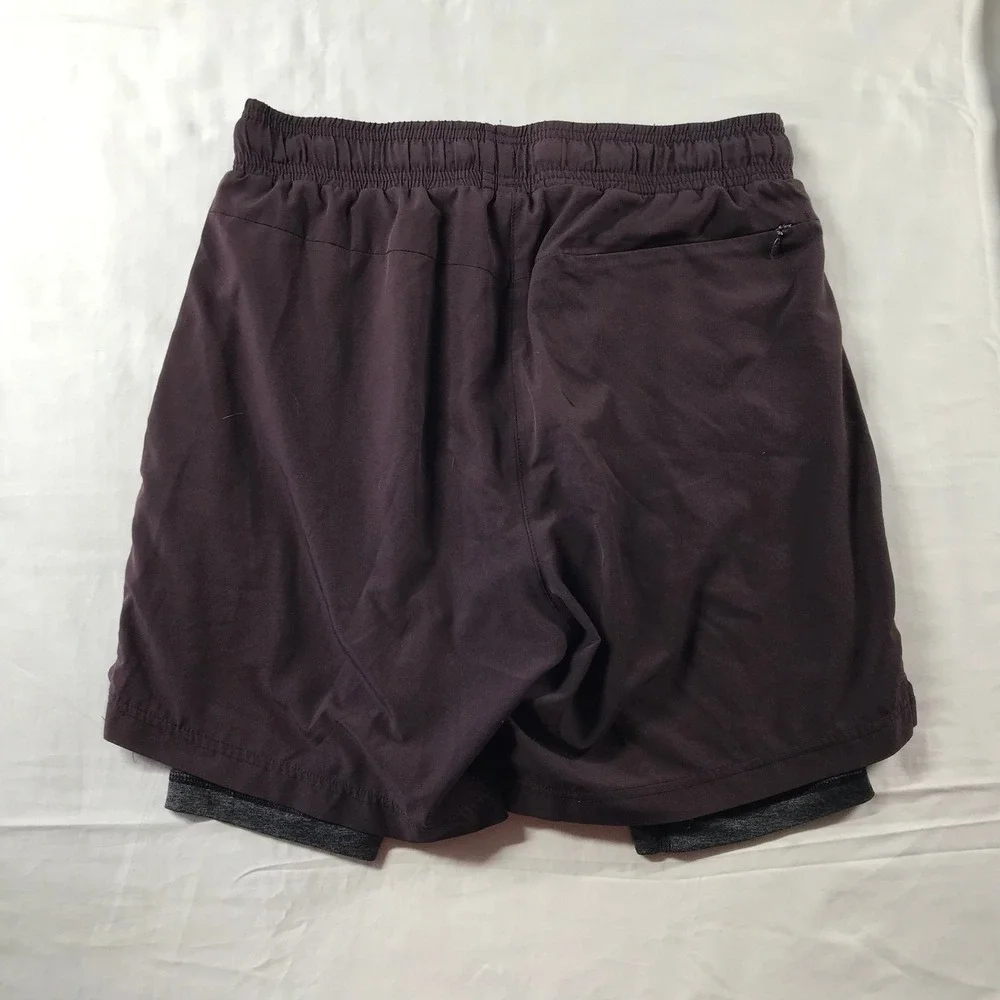 Alo Yoga Mens Stability 2-In-1 Shorts Plum Purple Zipper Pockets Medium